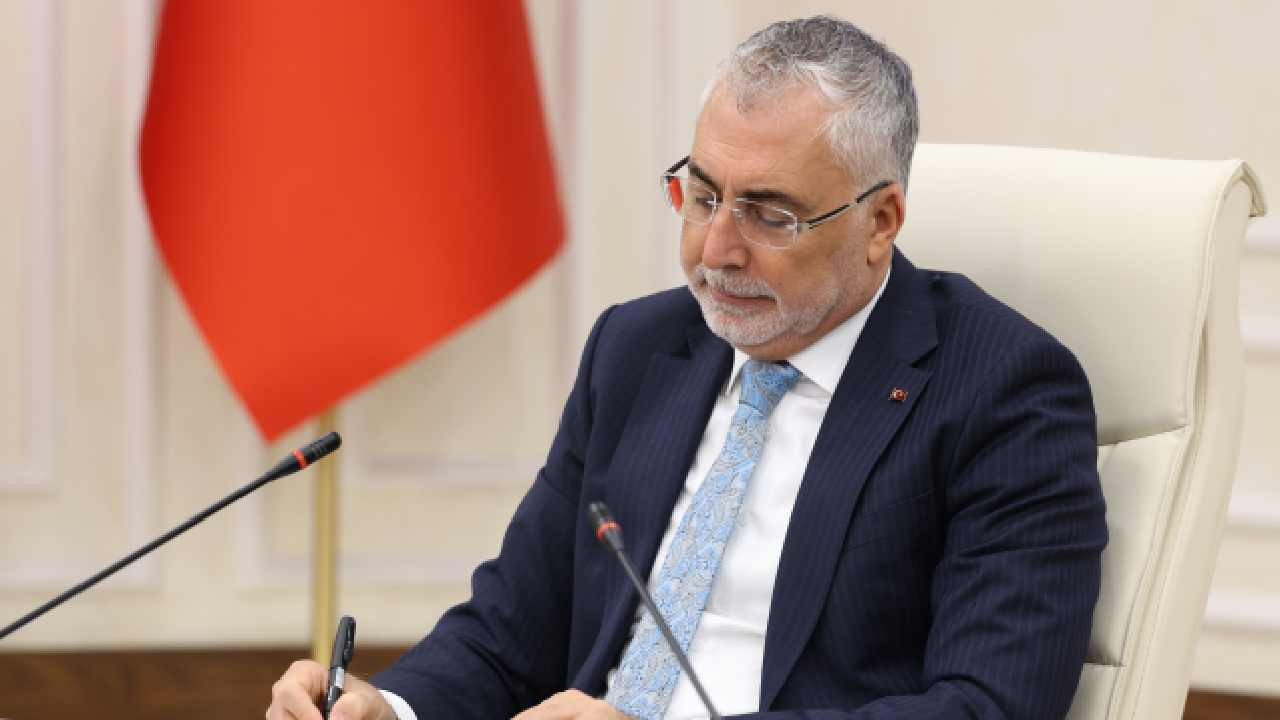 Bakan Işıkhan açıkladı: Her mesleğin mesai saati değişecek